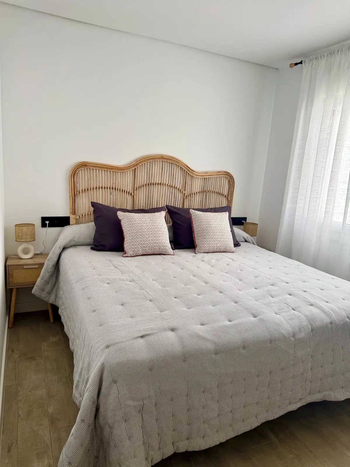 Dormitorio doble con cabecero de fibras naturales