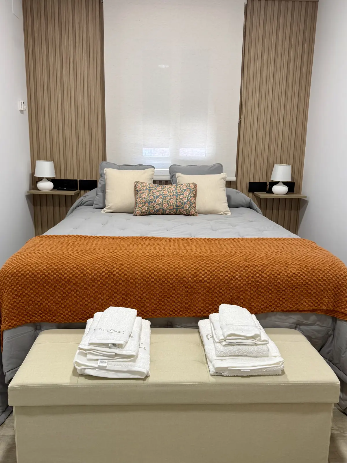 Dormitorio doble con detalles en color naranja
