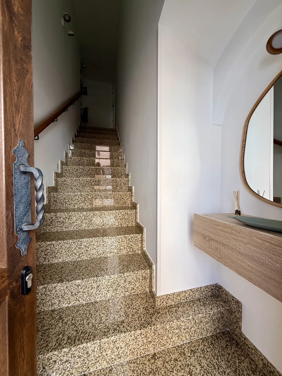 Escalera situada junto a la entrada de Almirez 71A