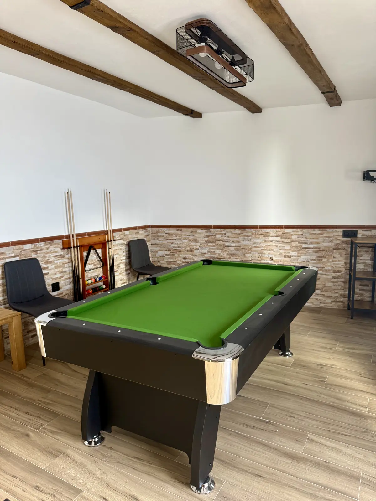 Sala de juegos con mesa de billar