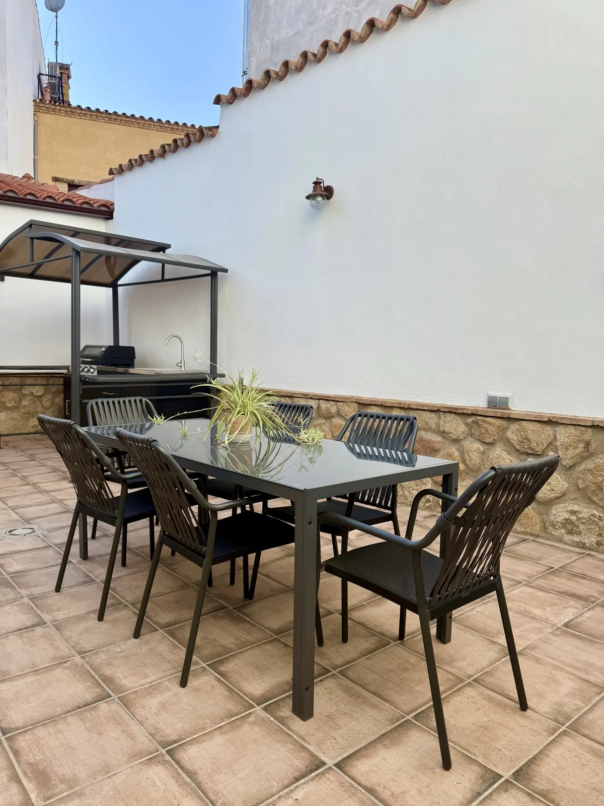 Patio con comedor exterior