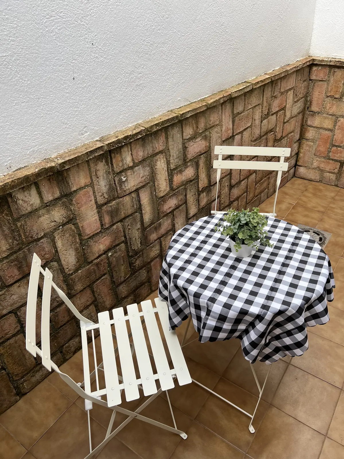 Patio privado con mesa y sillas