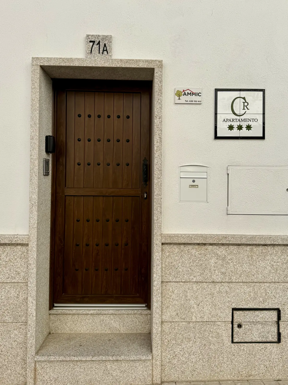 Puerta de entrada identificada con el número 71A