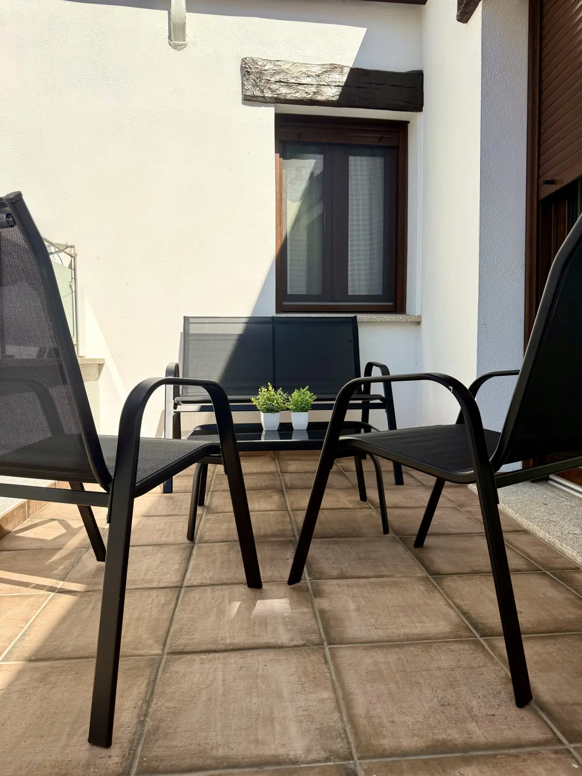 Terraza con mesa y sillas